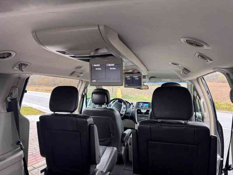 Chrysler Town Country 3,6 RT Penta DVD 2014 - foto 9