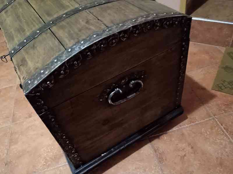 dubová kovaná truhlice - foto 3