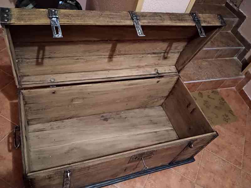 dubová kovaná truhlice - foto 6