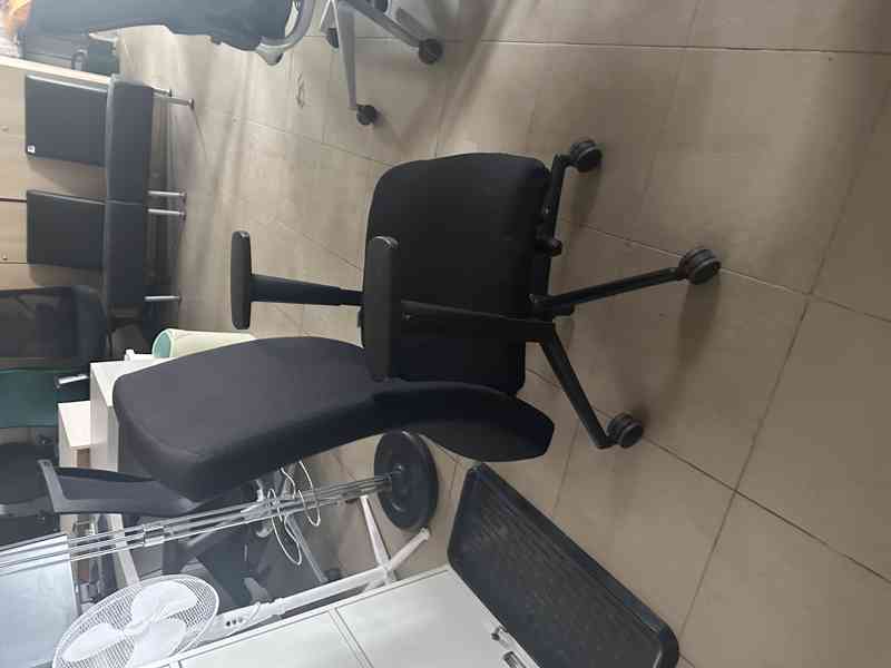 prodám velký jednací stůl s masivními nohami  - foto 4