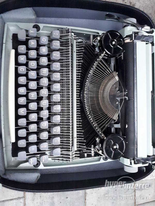Prodám kufříkový psací stroj CONSUL - foto 2