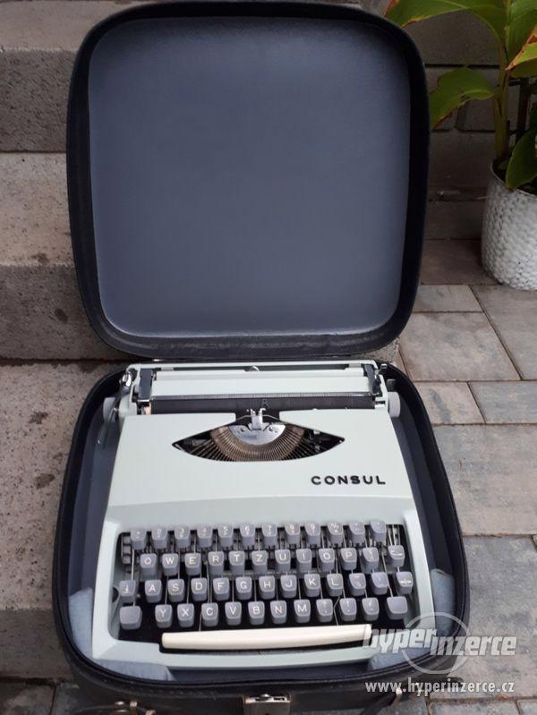 Prodám kufříkový psací stroj CONSUL - foto 4