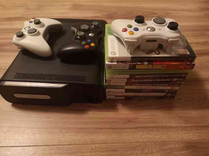 Xbox 360 - 10 her + tři ovladače