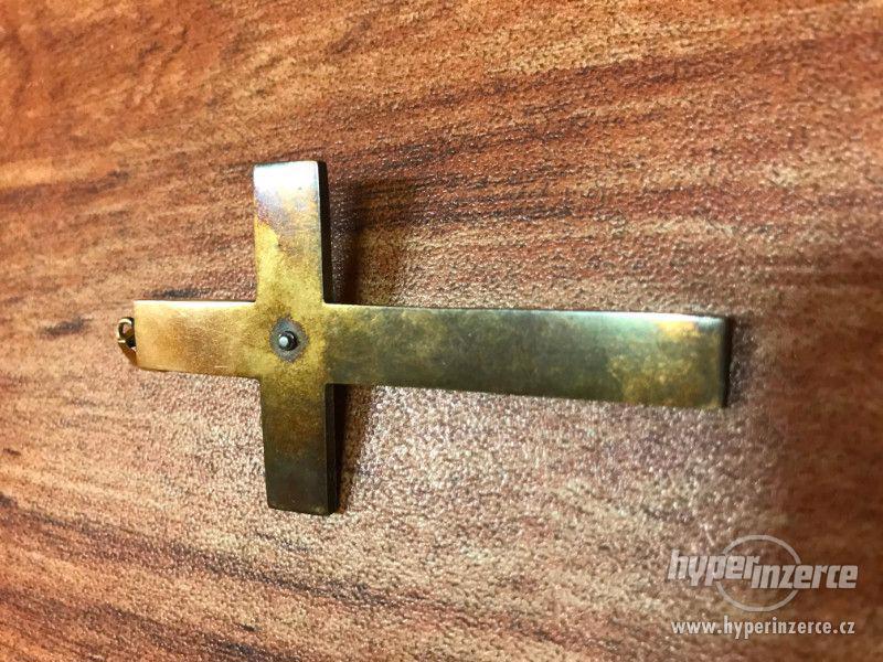 Bronzový kříž s rudým kamenem - foto 2