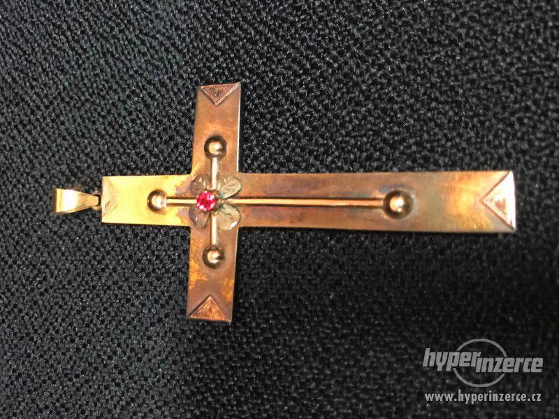 Bronzový kříž s rudým kamenem - foto 3