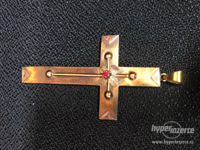 Bronzový kříž s rudým kamenem - foto 5