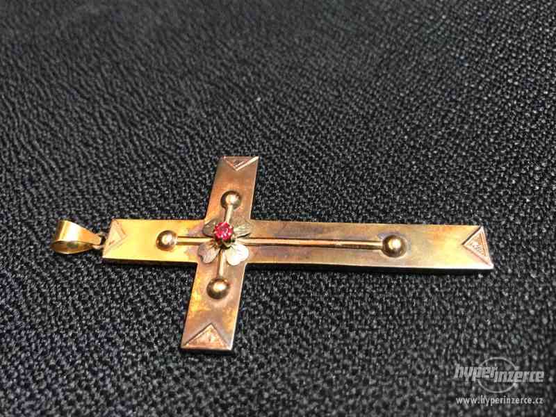Bronzový kříž s rudým kamenem - foto 6
