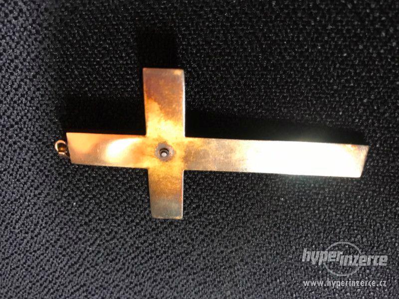 Bronzový kříž s rudým kamenem - foto 7
