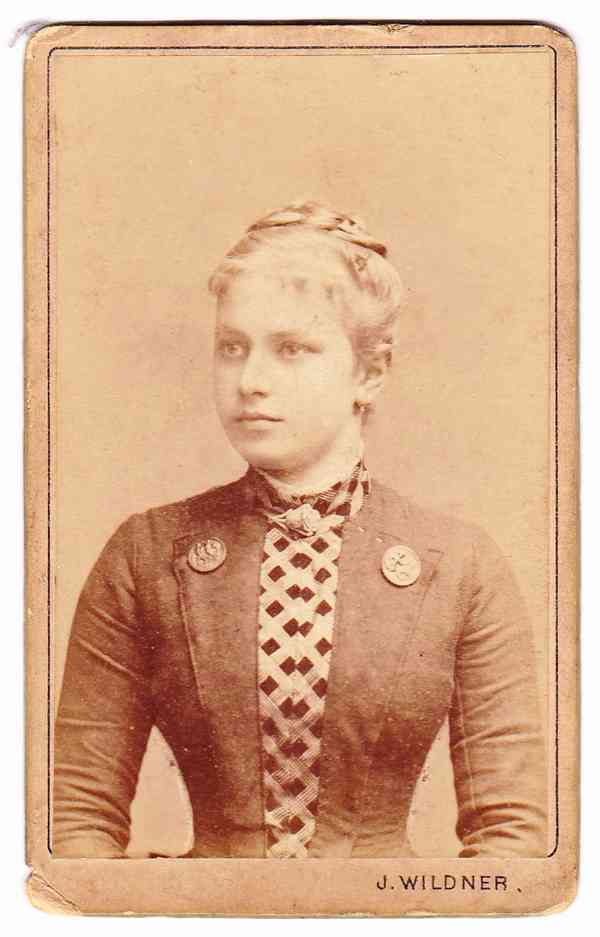 Starožitný fotoportrét mladé dámy na kartónu, rok cca 1875 - foto 1