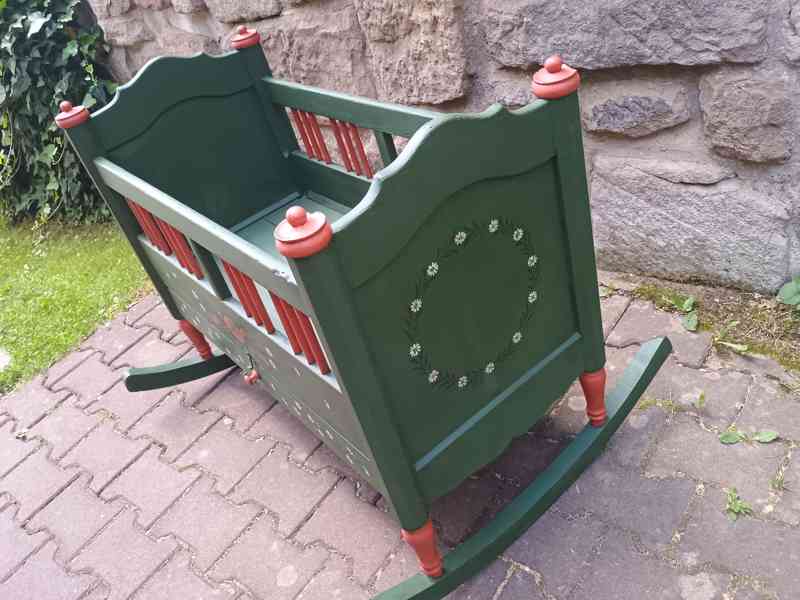 stará malovaná kolébka - foto 2