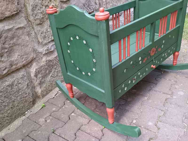 stará malovaná kolébka - foto 3