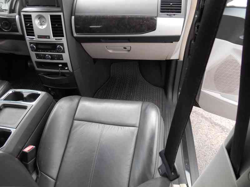 Chrysler Grand Voyager 3,8 RT EU CH Limited 2011 - foto 12