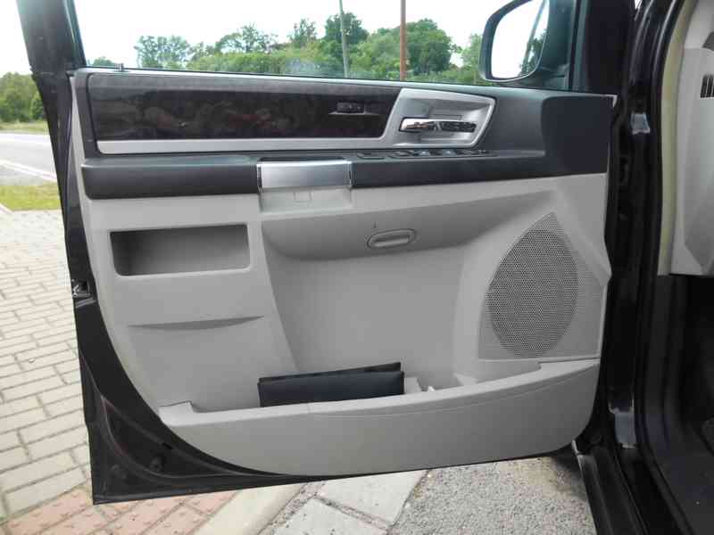Chrysler Grand Voyager 3,8 RT EU CH Limited 2011 - foto 16