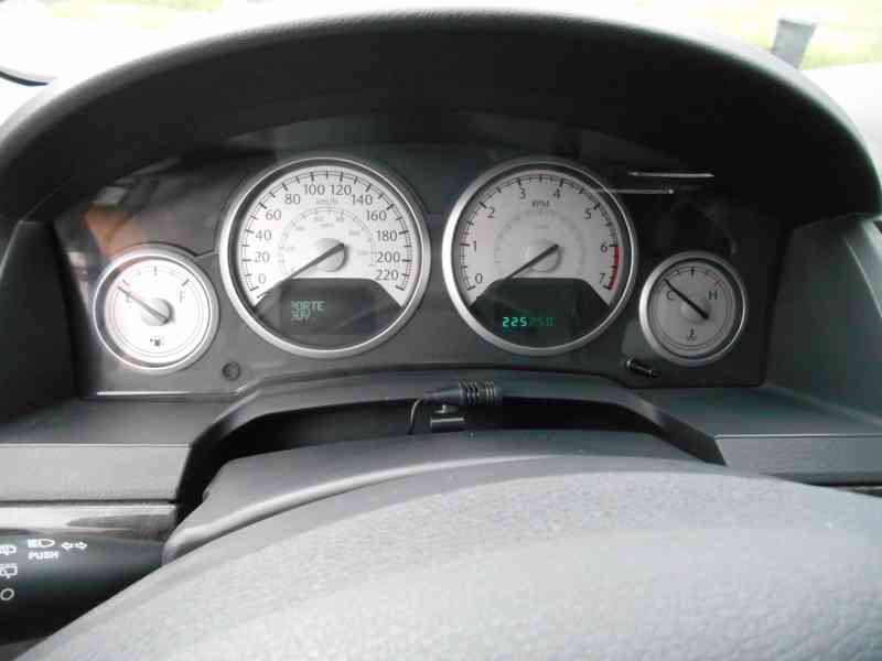 Chrysler Grand Voyager 3,8 RT EU CH Limited 2011 - foto 18