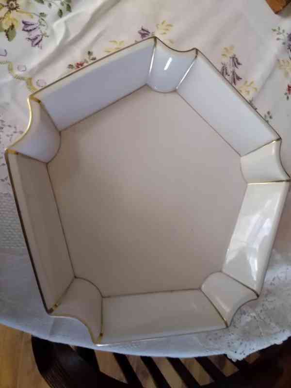 Starý porcelánový tác pětiúhelníkového tvaru se zlatou ozdob