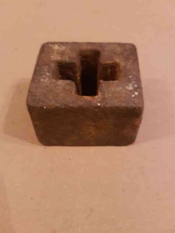 Staré železné závaží do secího stroje - foto 2