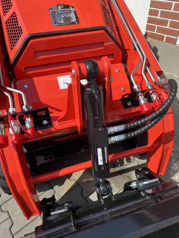 Smykový nakladač CR800- Kubota, 17,1 KW - foto 5