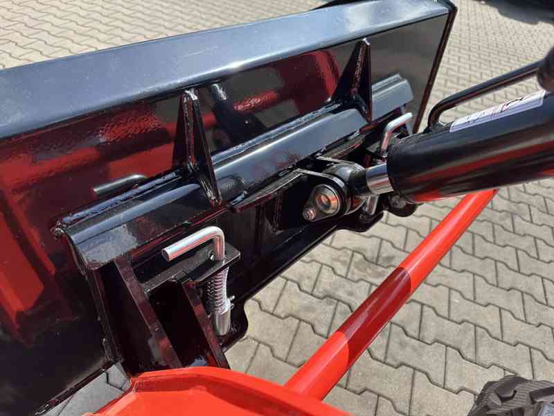 Smykový nakladač CR800- Kubota, 17,1 KW - foto 4