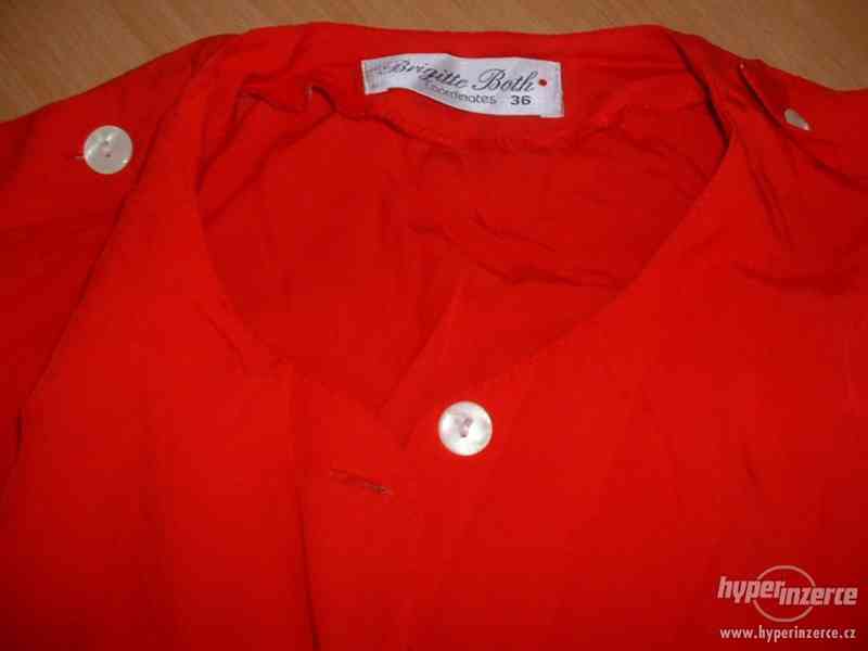červena bluzka - foto 2