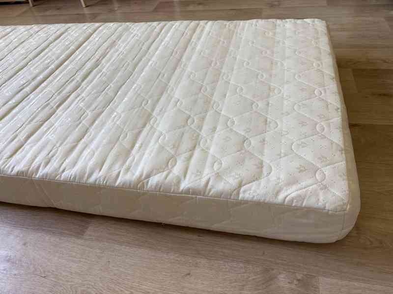 Prodám bílou postel z masivu včetně matrace - foto 8