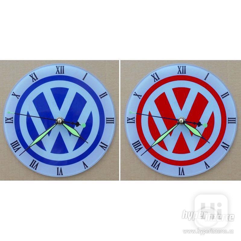 Skleněné hodiny Volkswagen - modré, červené - foto 1