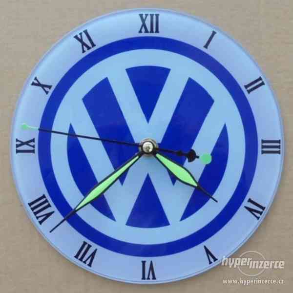 Skleněné hodiny Volkswagen - modré, červené - foto 2