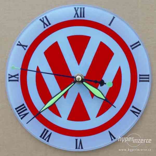 Skleněné hodiny Volkswagen - modré, červené - foto 3