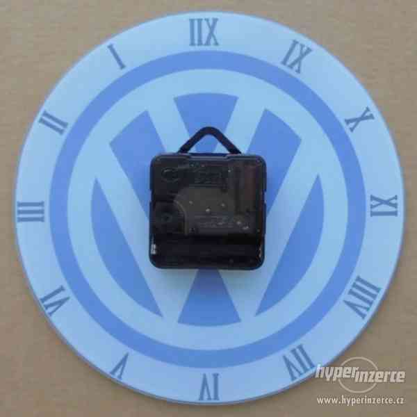 Skleněné hodiny Volkswagen - modré, červené - foto 4