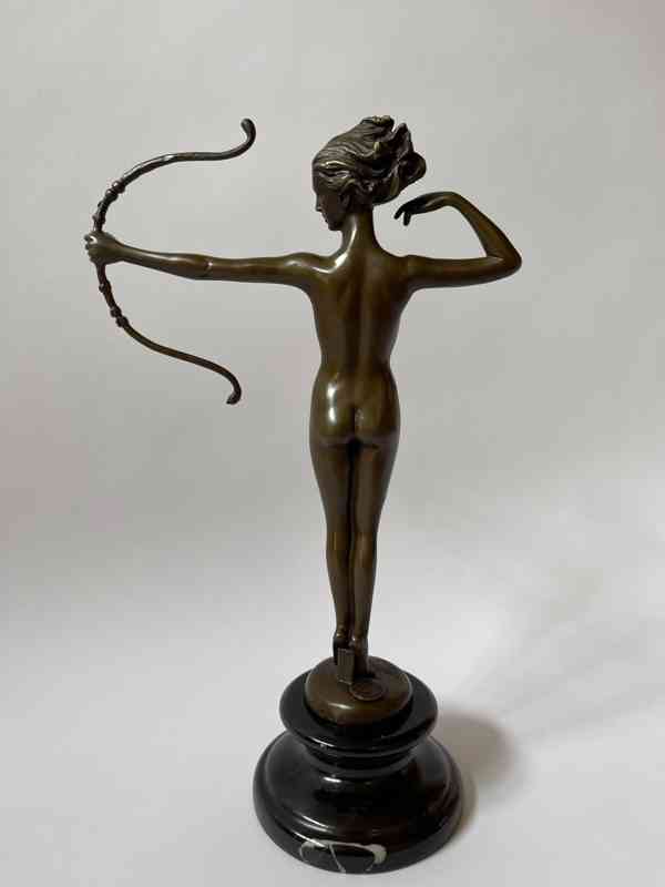 Diana s lukem bohyně lovu - bronzová socha - foto 4