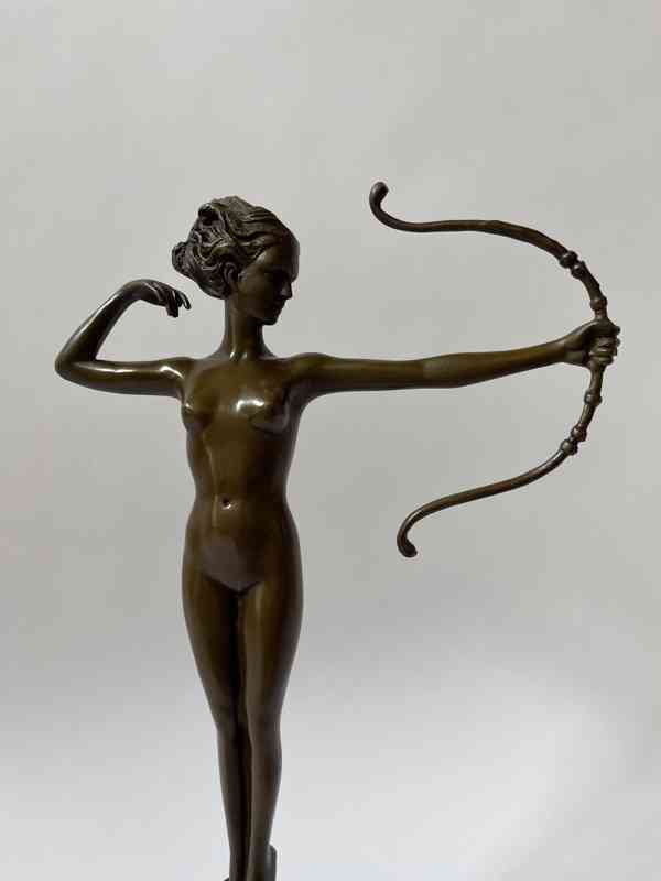 Diana s lukem bohyně lovu - bronzová socha - foto 2