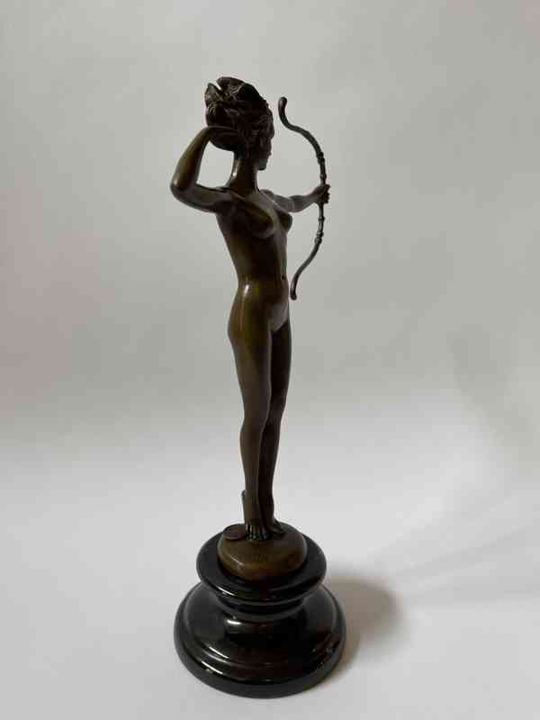 Diana s lukem bohyně lovu - bronzová socha - foto 5
