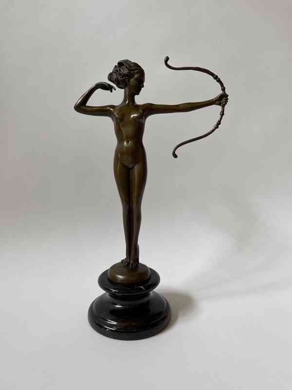Diana s lukem bohyně lovu - bronzová socha - foto 1