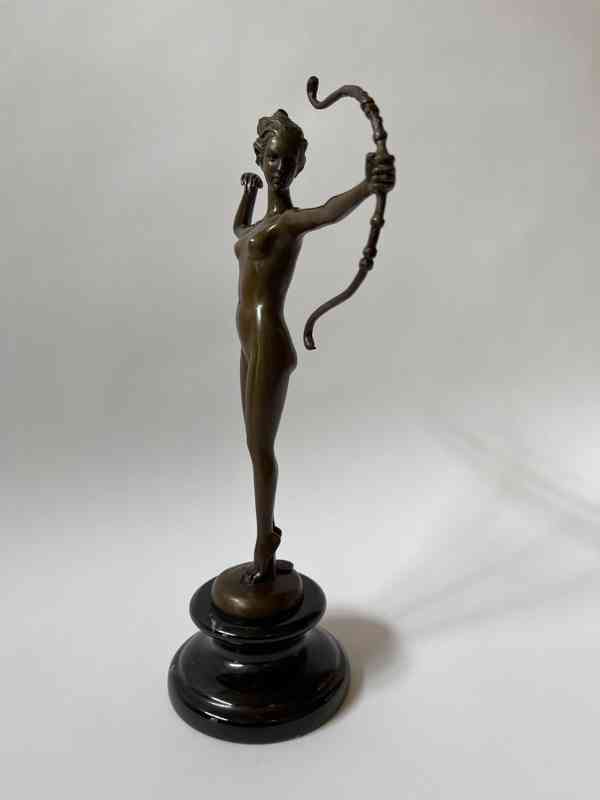 Diana s lukem bohyně lovu - bronzová socha - foto 3