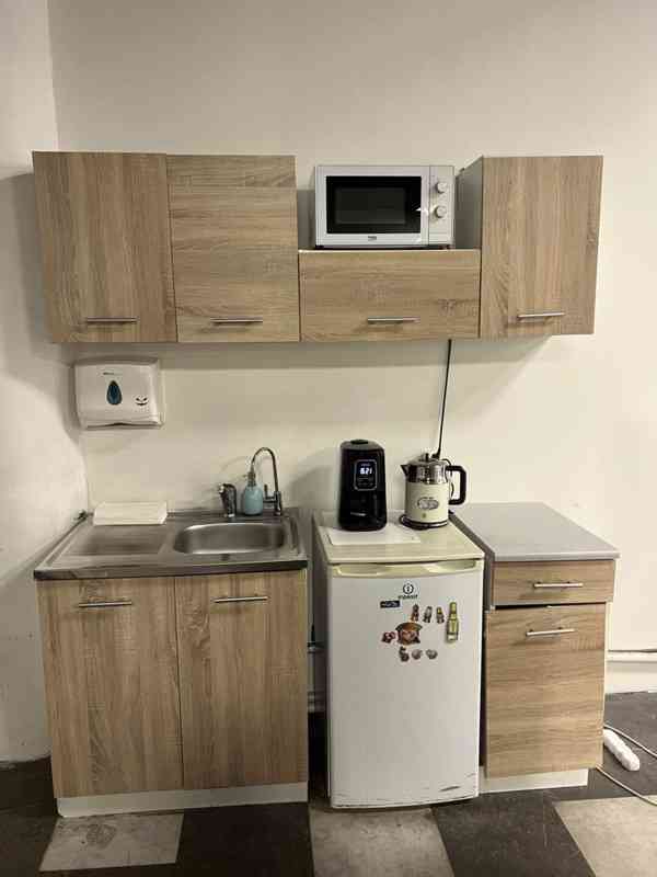 URGENTNÍ!! Kuchyňská sestava + spotřebiče + stůl + 4 židle - foto 9