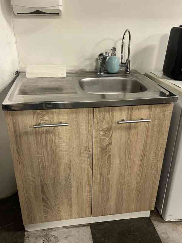 URGENTNÍ!! Kuchyňská sestava + spotřebiče + stůl + 4 židle - foto 10