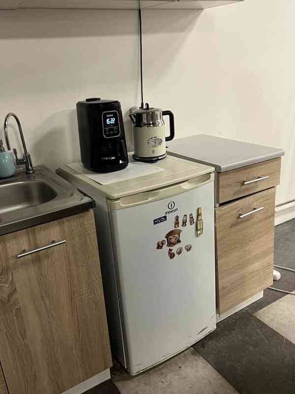 URGENTNÍ!! Kuchyňská sestava + spotřebiče + stůl + 4 židle - foto 5