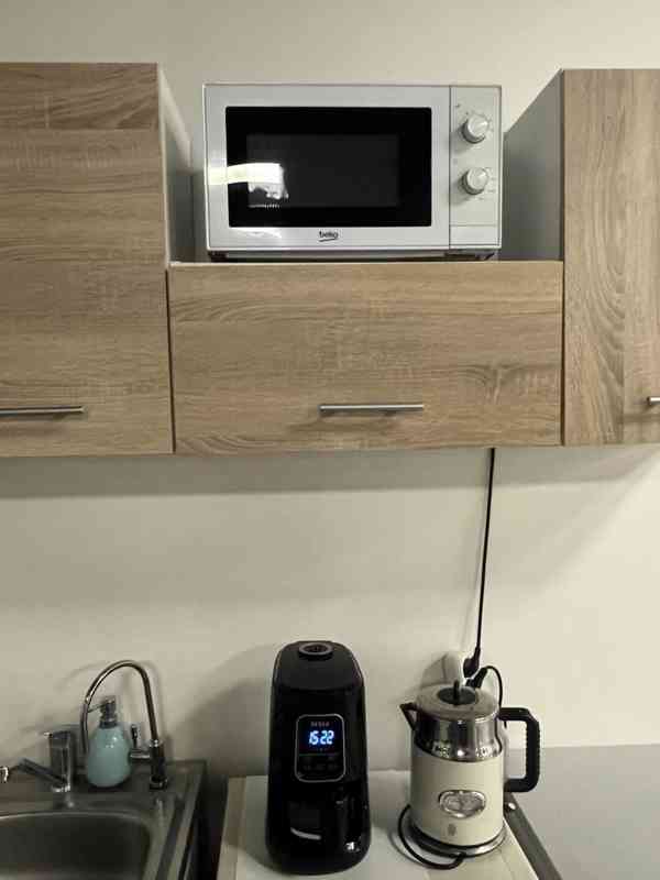 URGENTNÍ!! Kuchyňská sestava + spotřebiče + stůl + 4 židle - foto 6