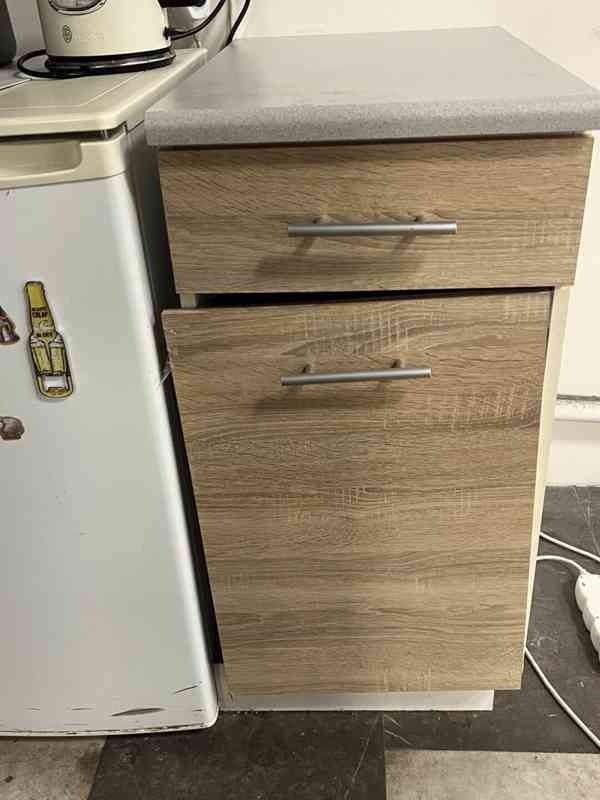 URGENTNÍ!! Kuchyňská sestava + spotřebiče + stůl + 4 židle - foto 11