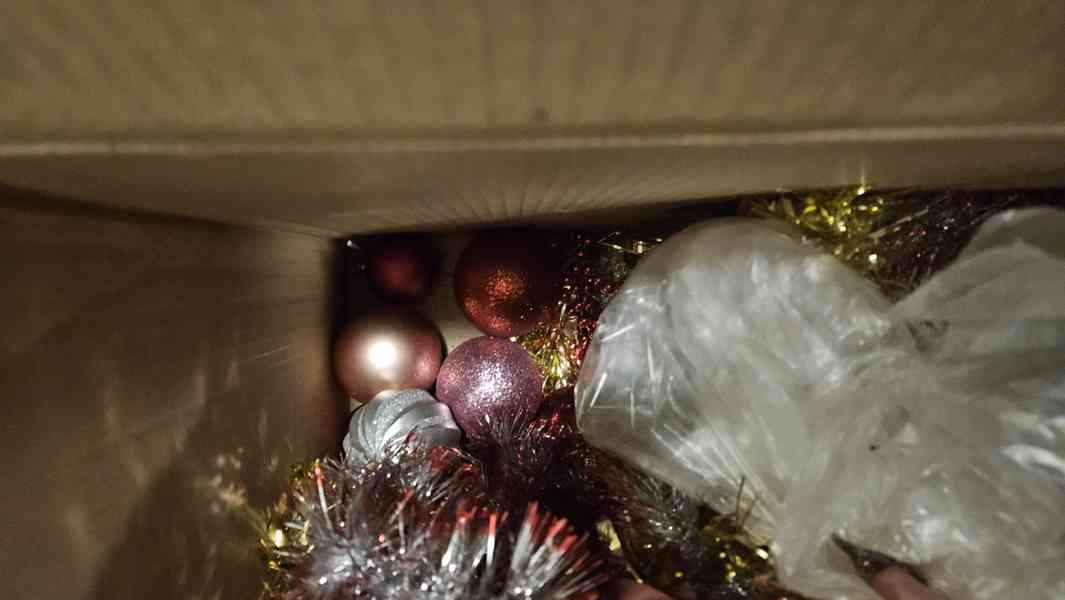 Vánoční stromek, řetězy i elektrický, ozdoby, svíčky, - foto 3