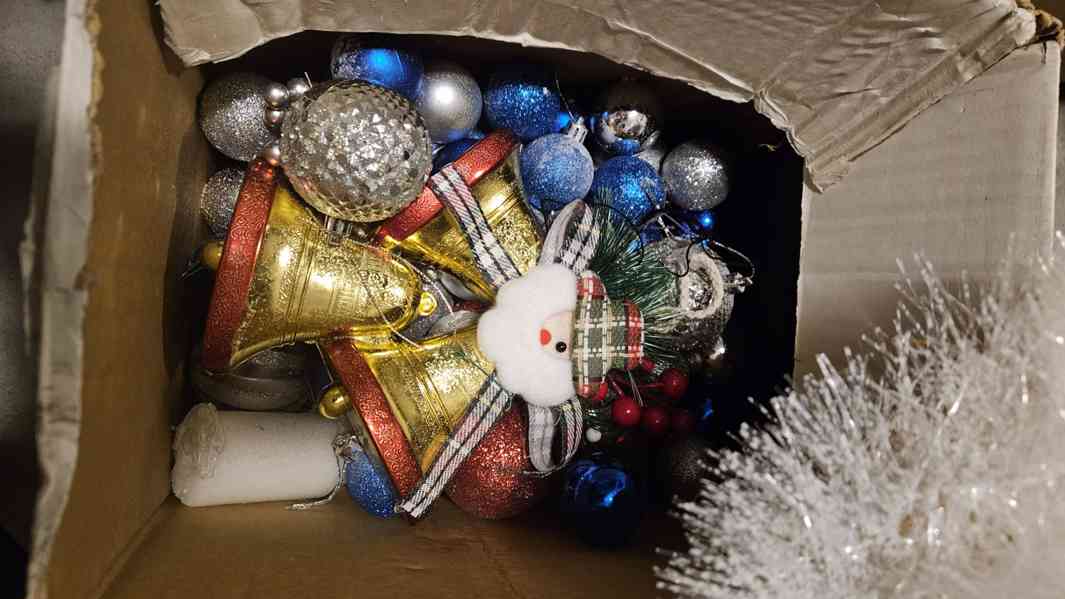 Vánoční stromek, řetězy i elektrický, ozdoby, svíčky, - foto 2