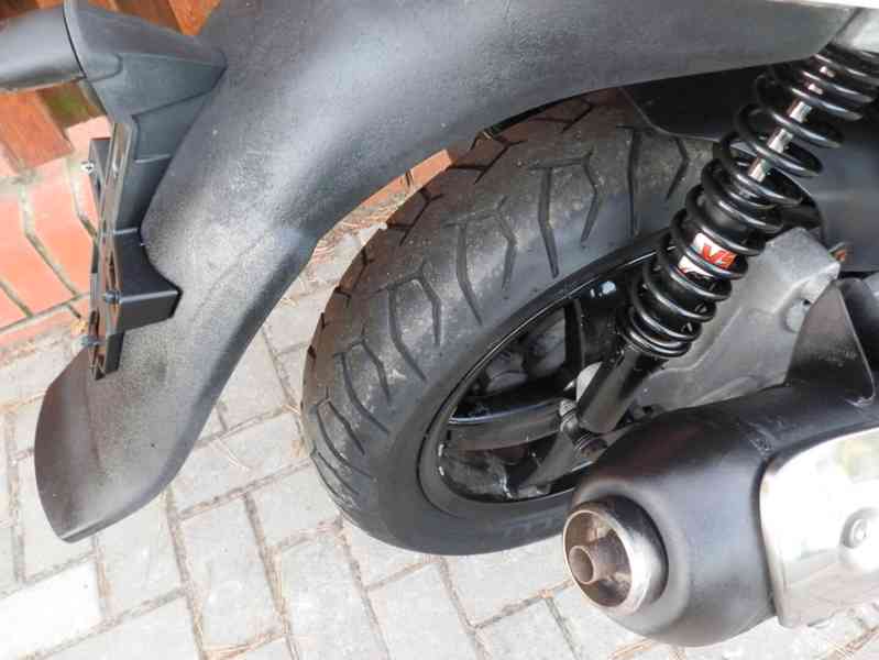 Aprilia Scarabeo 300 Light - foto 17
