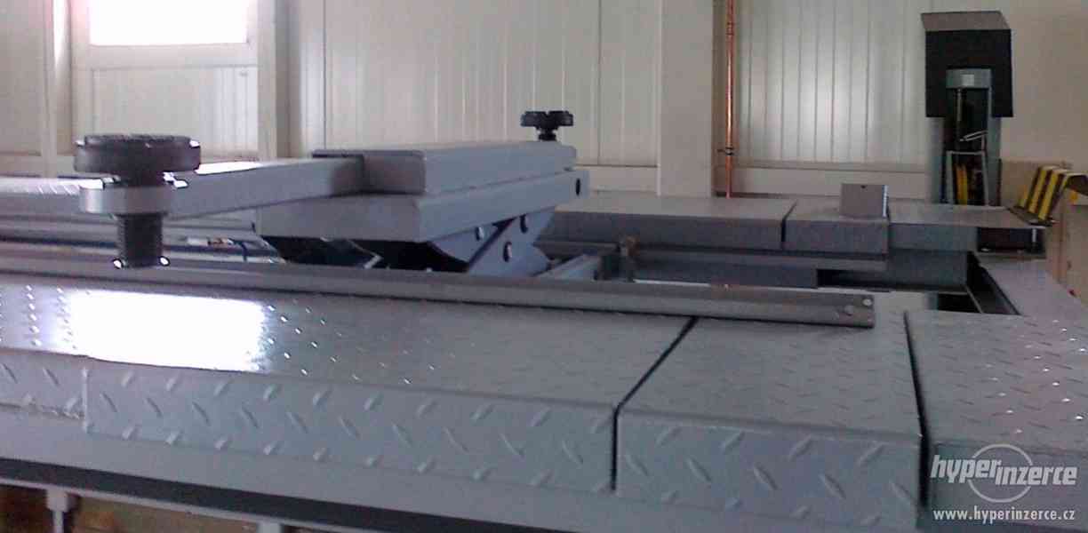 Čtyřsloupový zvedák na geometrii - foto 2