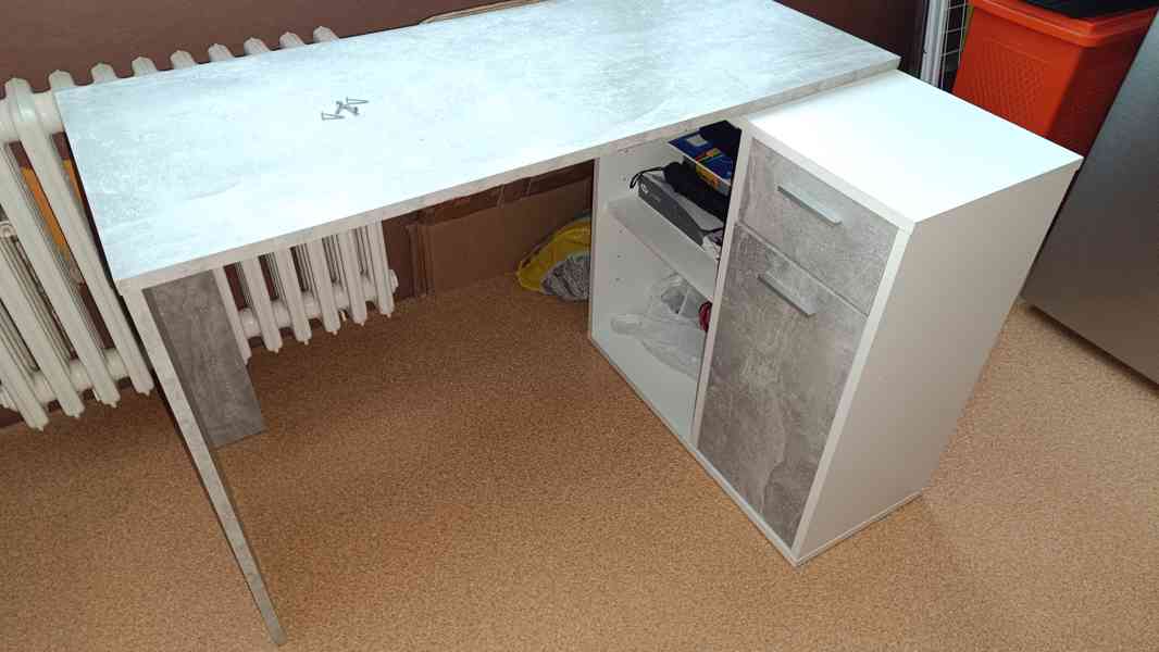 Prodám univerzální stůl na psaní a na PC,i křeslo ke stolu.