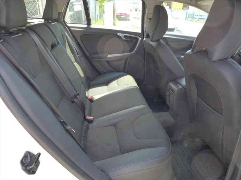Volvo V60 1,6 D DIGI AC, SERVIS, 1.MAJ - foto 9
