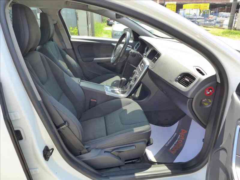 Volvo V60 1,6 D DIGI AC, SERVIS, 1.MAJ - foto 10