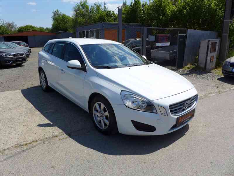 Volvo V60 1,6 D DIGI AC, SERVIS, 1.MAJ - foto 2
