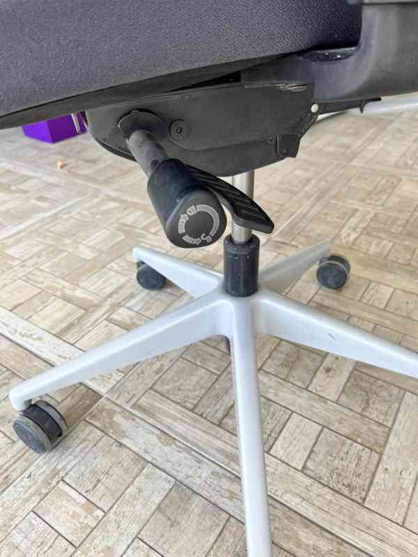 Kancelářská židle modrá látková - foto 3