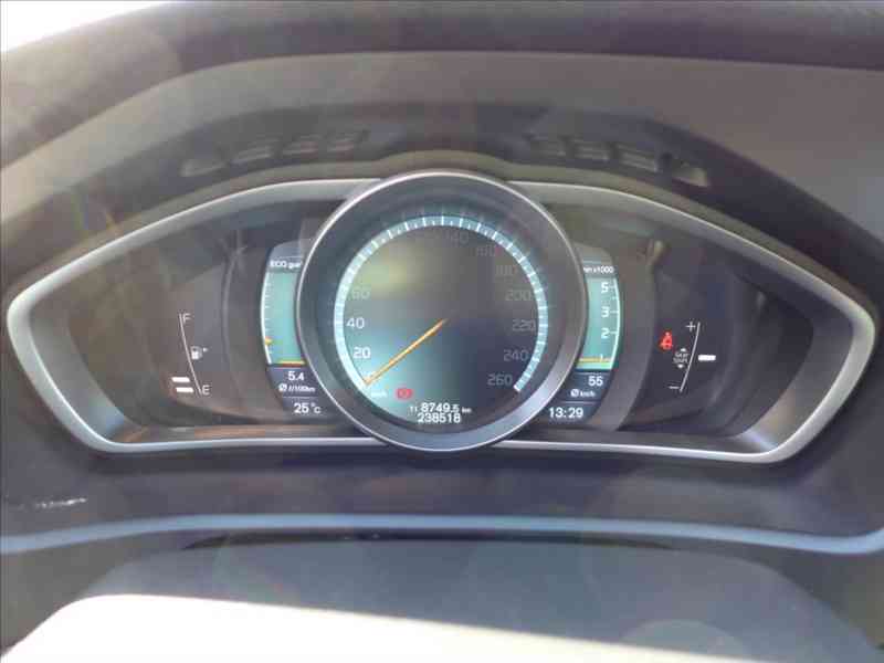 Volvo V40 1,6 D2 KAMERA, PLNÝ SERVIS - foto 12