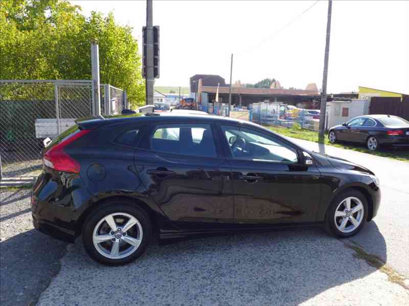 Volvo V40 1,6 D2 KAMERA, PLNÝ SERVIS - foto 4