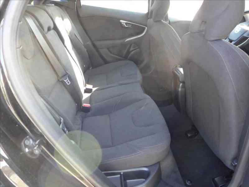 Volvo V40 1,6 D2 KAMERA, PLNÝ SERVIS - foto 18